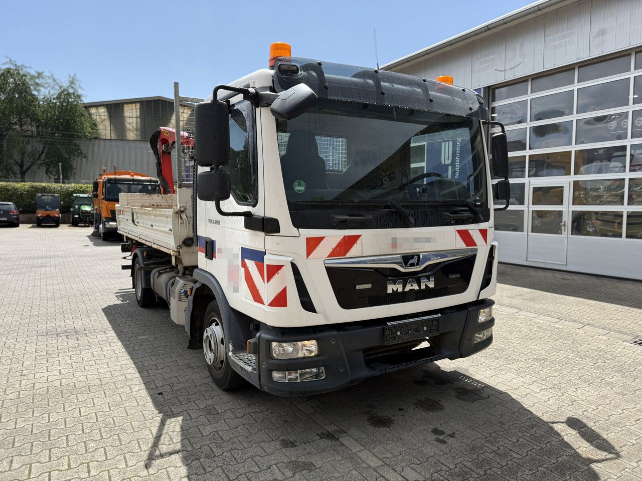 MAN TGL 8.220 4x2 Kipper Kran Palfinger 7.001-K A - Tipper van: picture 1 MAN TGL 8.220 4x2 Kipper Kran Palfinger 7.001-K A - Tipper van: picture 1