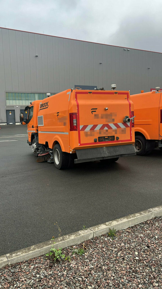 Mitsubishi Canter FUSO Kehrmaschine BROCK SL140 4 m³ - Road sweeper: picture 5 Mitsubishi Canter FUSO Kehrmaschine BROCK SL140 4 m³ - Road sweeper: picture 5