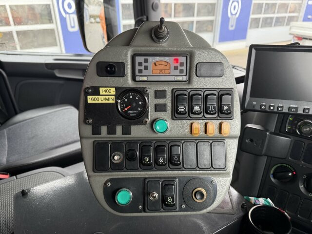 Scania P230 Kehrmaschine Johnston VT605- 6 M³ - Road sweeper: picture 3 Scania P230 Kehrmaschine Johnston VT605- 6 M³ - Road sweeper: picture 3