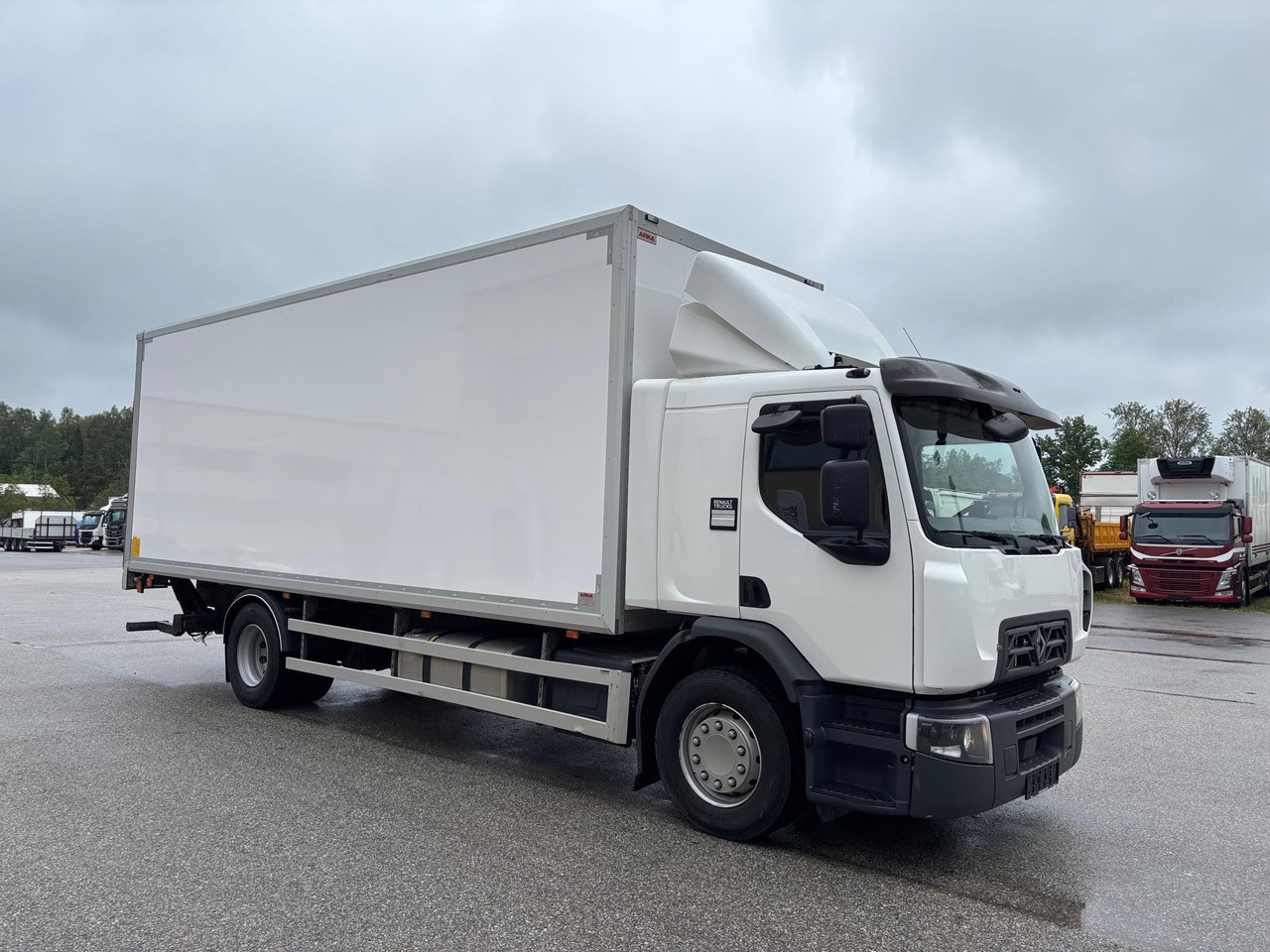 RENAULT D WIDE 320 - Box truck: picture 1 RENAULT D WIDE 320 - Box truck: picture 1