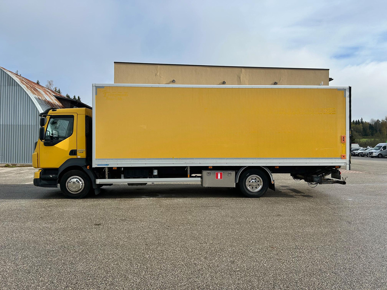 VOLVO FL250 - Box truck: picture 2 VOLVO FL250 - Box truck: picture 2
