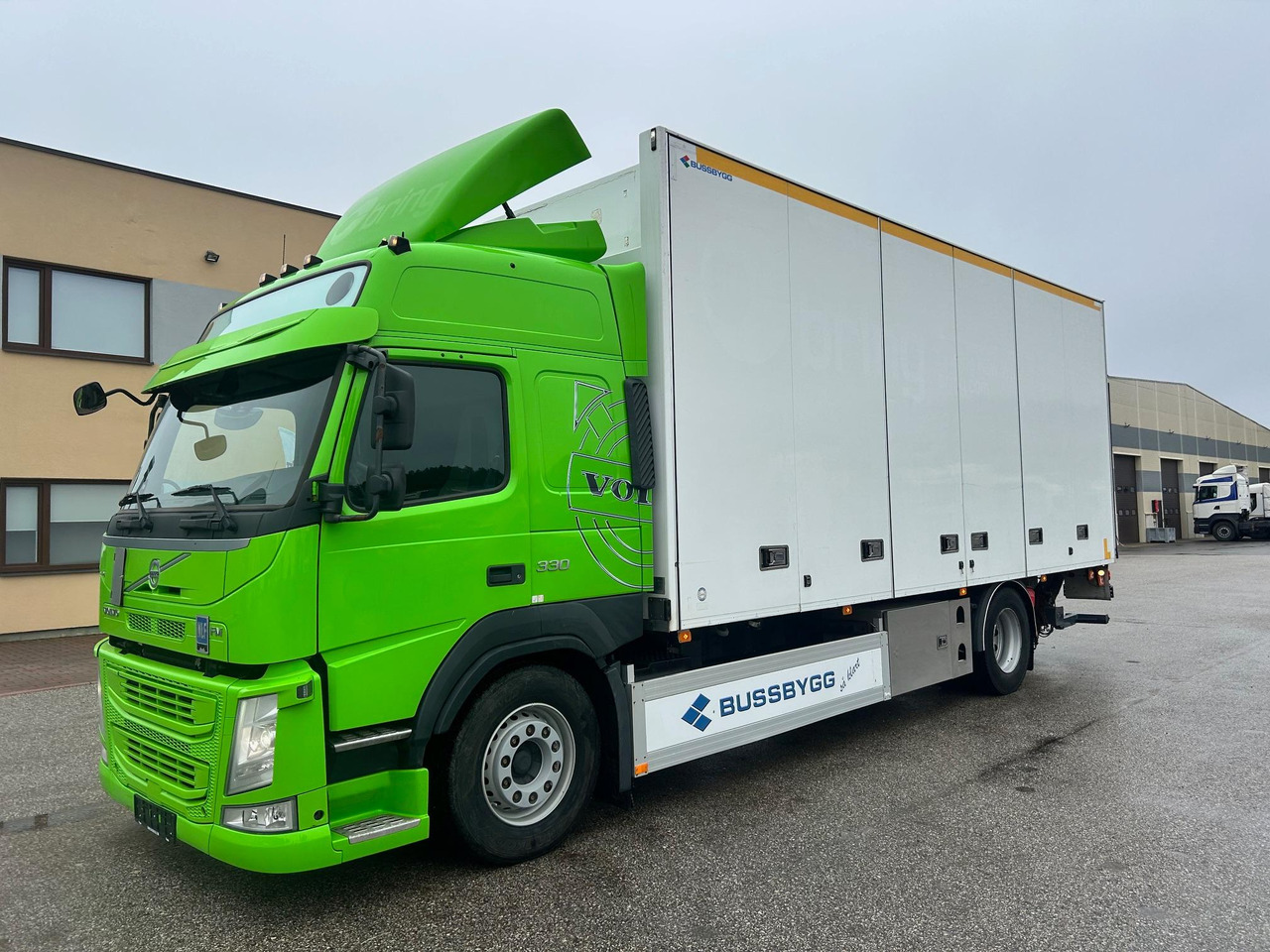 VOLVO FM330 - Box truck: picture 4 VOLVO FM330 - Box truck: picture 4
