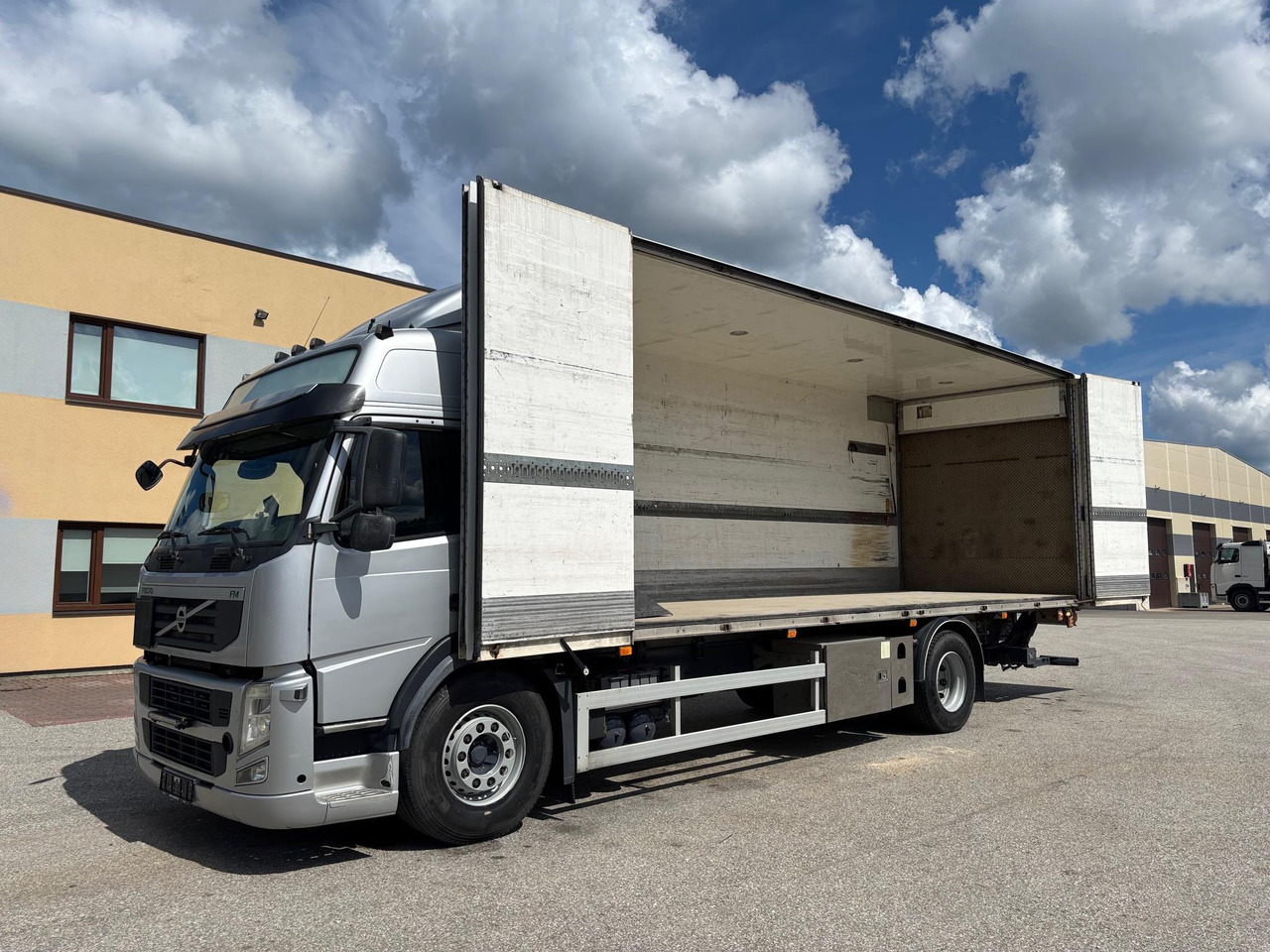VOLVO FM330 - Box truck: picture 4 VOLVO FM330 - Box truck: picture 4