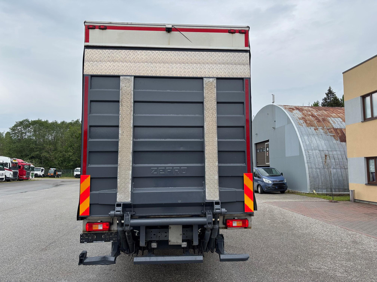 Box truck VOLVO FM330: picture 7
