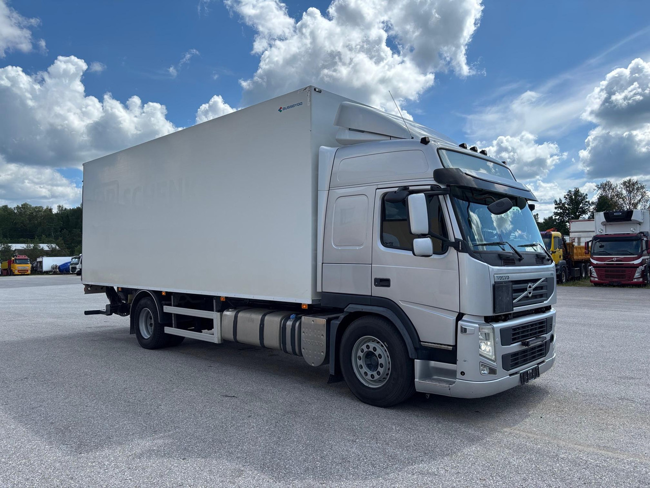 VOLVO FM330 - Box truck: picture 1 VOLVO FM330 - Box truck: picture 1