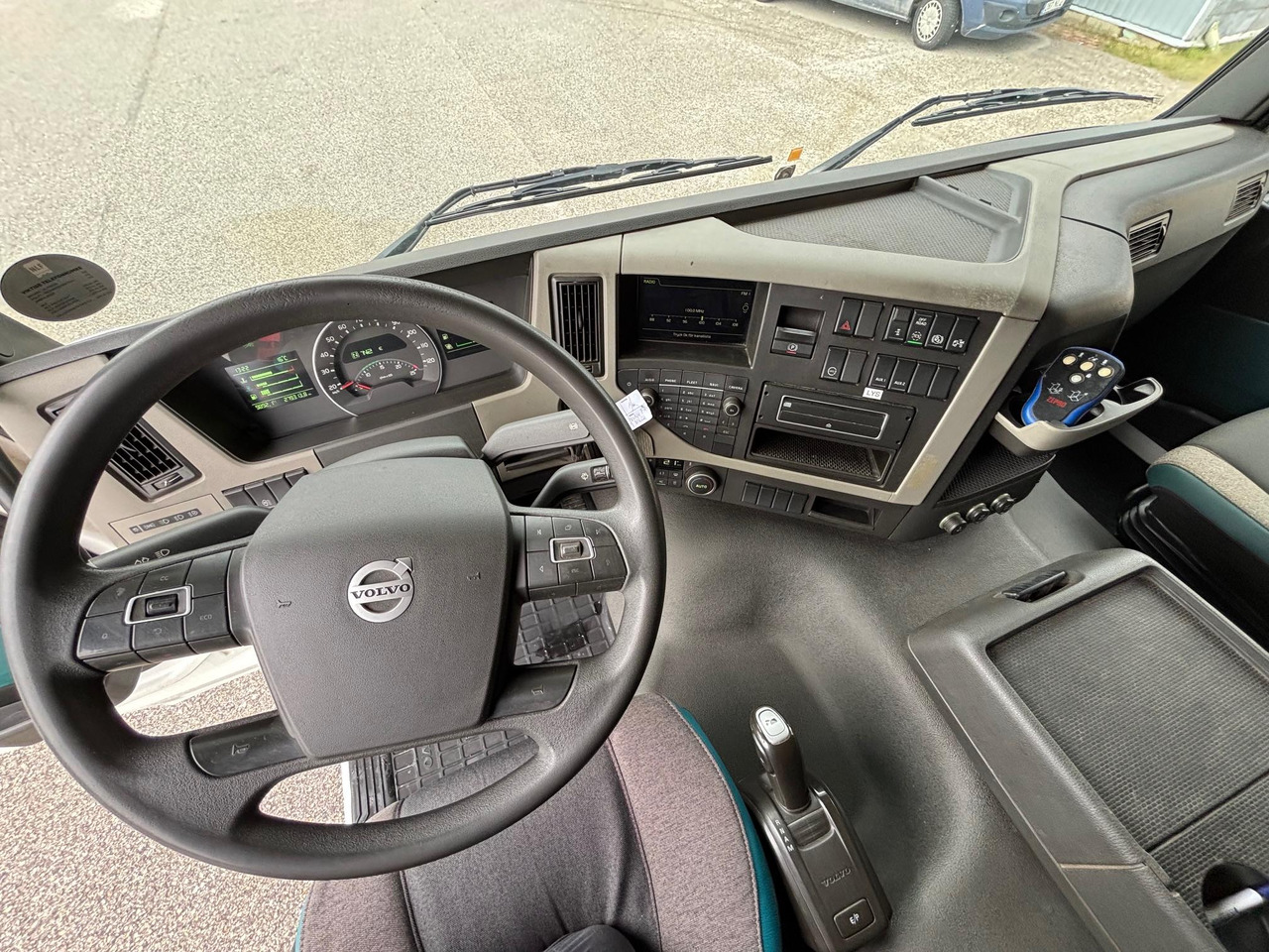 Box truck VOLVO FM330: picture 17