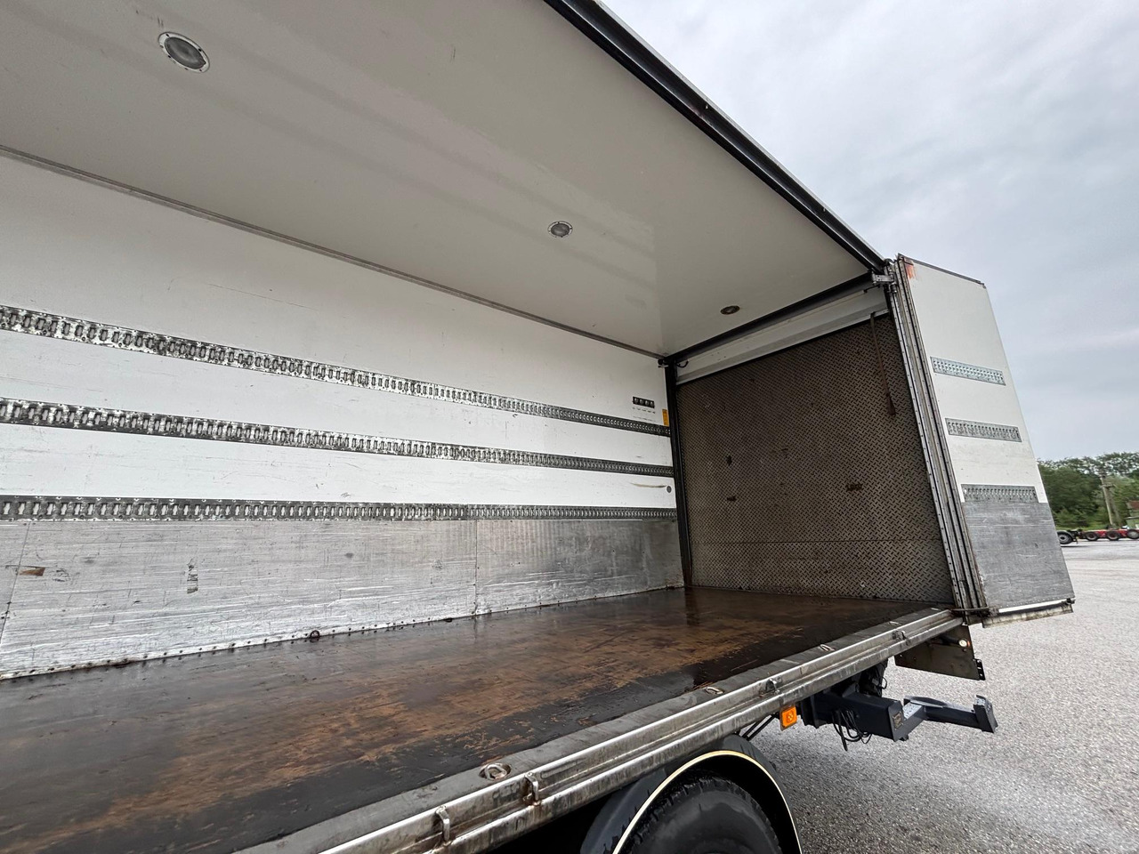 Box truck VOLVO FM330: picture 13