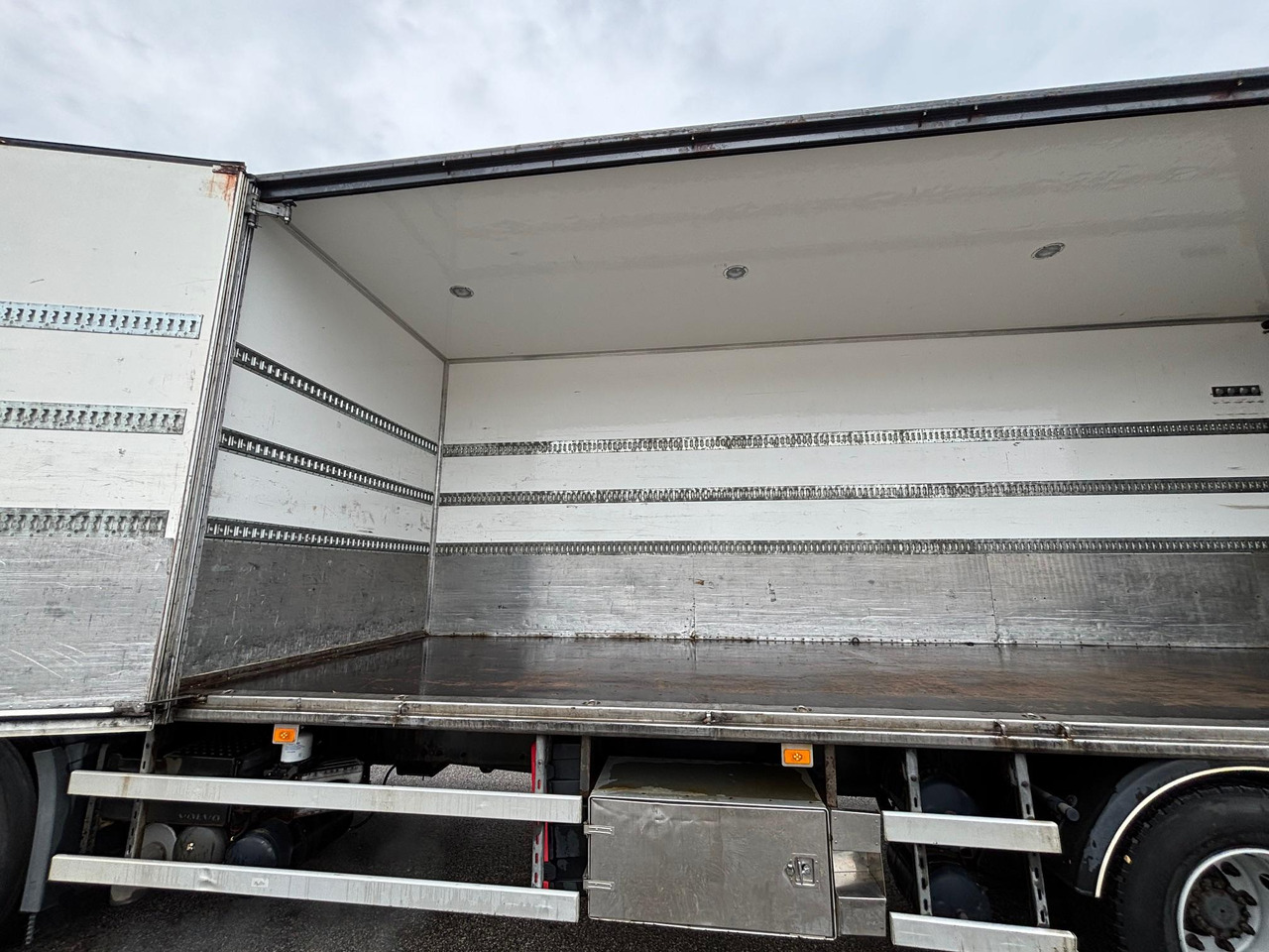 Box truck VOLVO FM330: picture 12