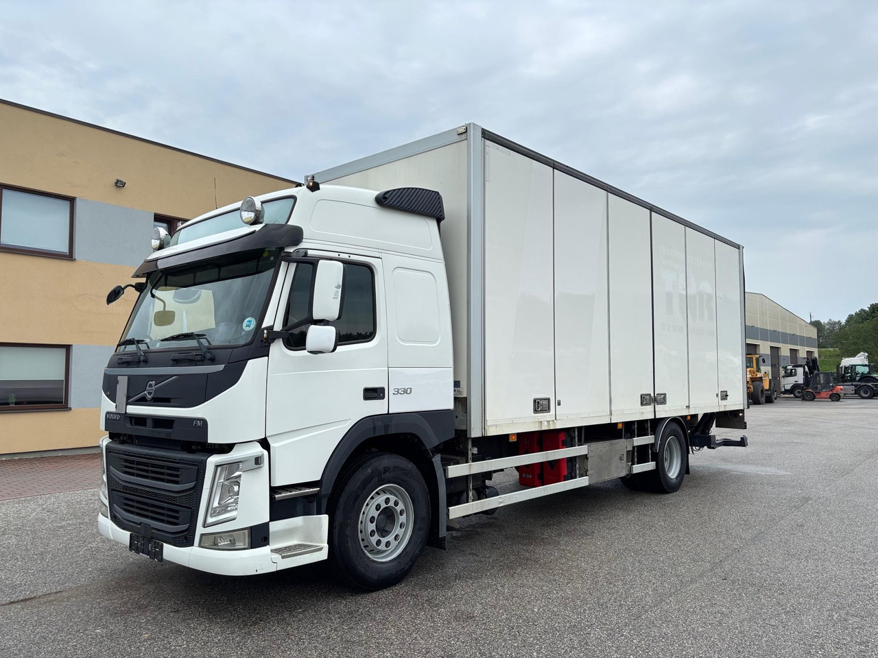 VOLVO FM330 - Box truck: picture 3 VOLVO FM330 - Box truck: picture 3