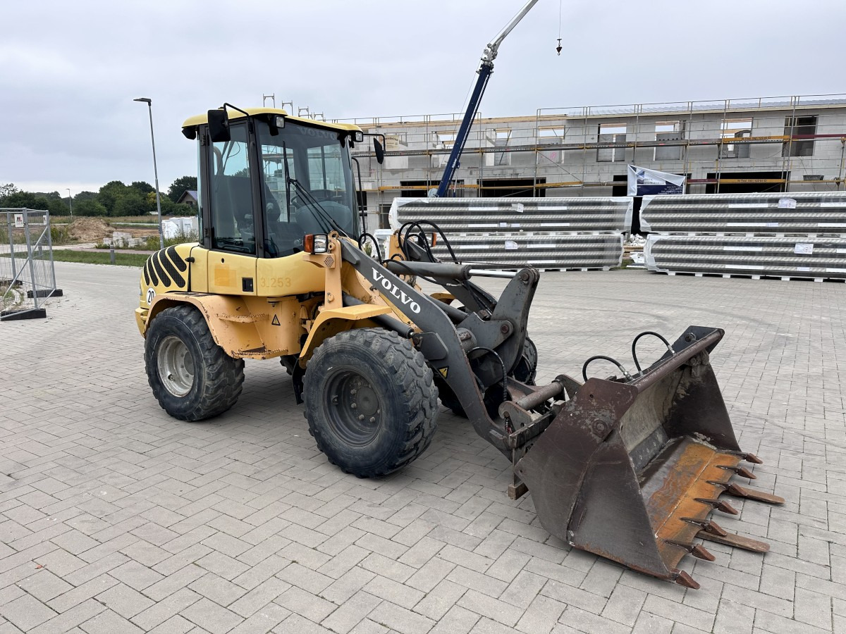 VOLVO L 30 B PRO 3er Kreis Klappschaufel+Palettengabel - Wheel loader: picture 4 VOLVO L 30 B PRO 3er Kreis Klappschaufel+Palettengabel - Wheel loader: picture 4