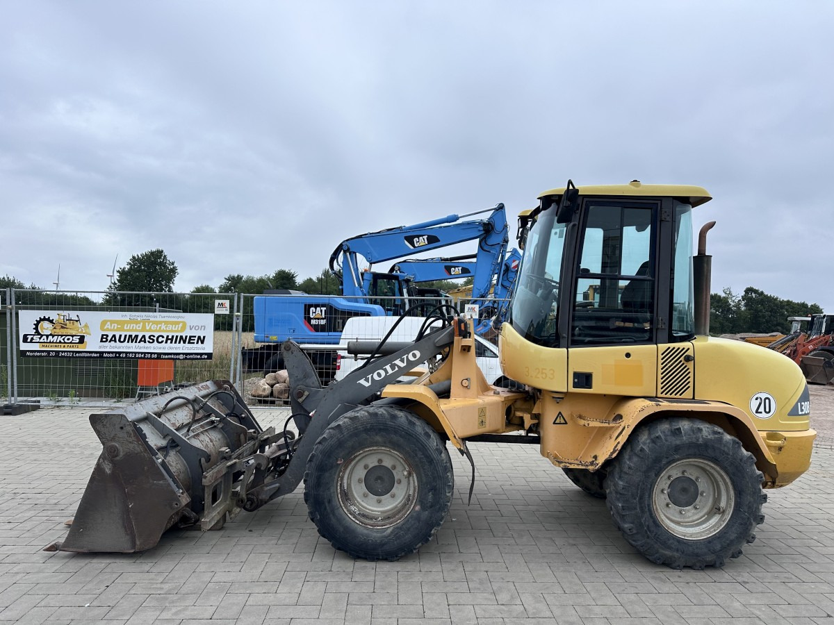 VOLVO L 30 B PRO 3er Kreis Klappschaufel+Palettengabel - Wheel loader: picture 1 VOLVO L 30 B PRO 3er Kreis Klappschaufel+Palettengabel - Wheel loader: picture 1