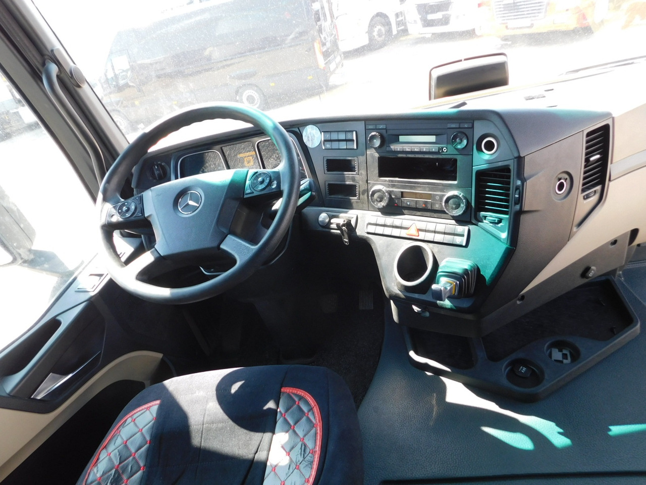 Interior photo 1: Tractor unit Mercedes Actros 1843