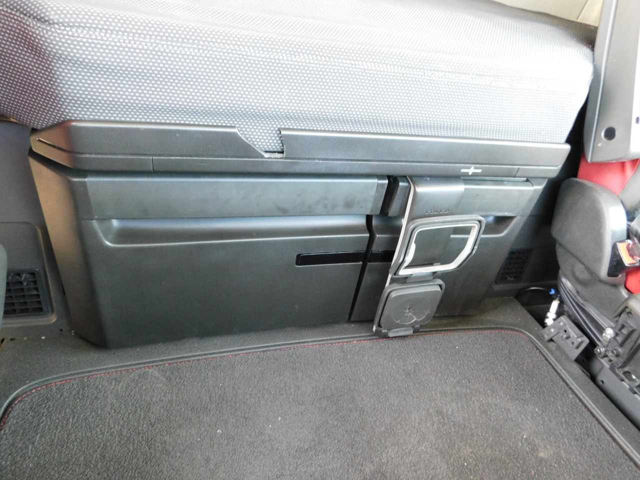 Tractor unit Volvo Fh: picture 8