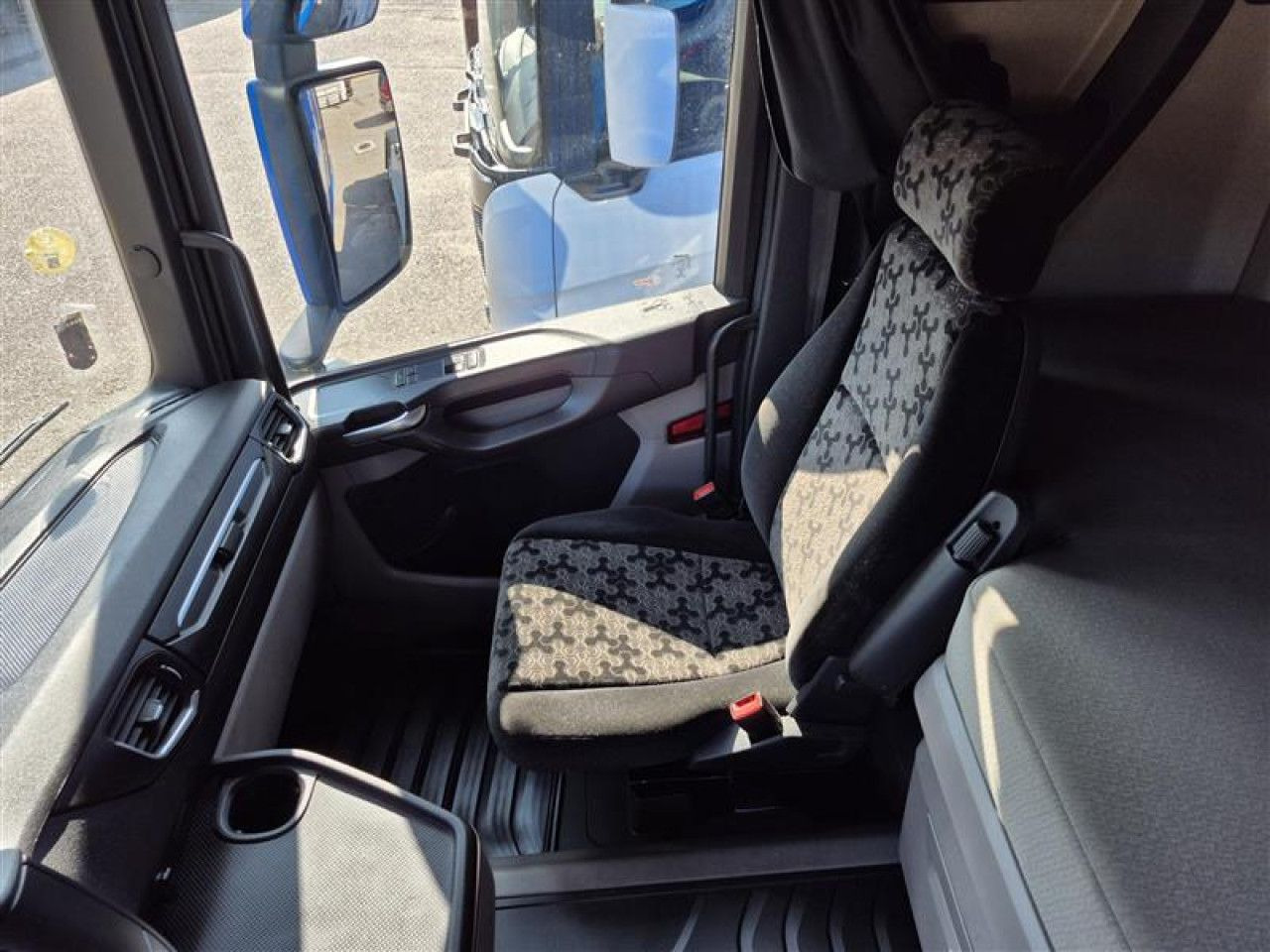 Scania R 450 - Tractor unit: picture 5 Scania R 450 - Tractor unit: picture 5