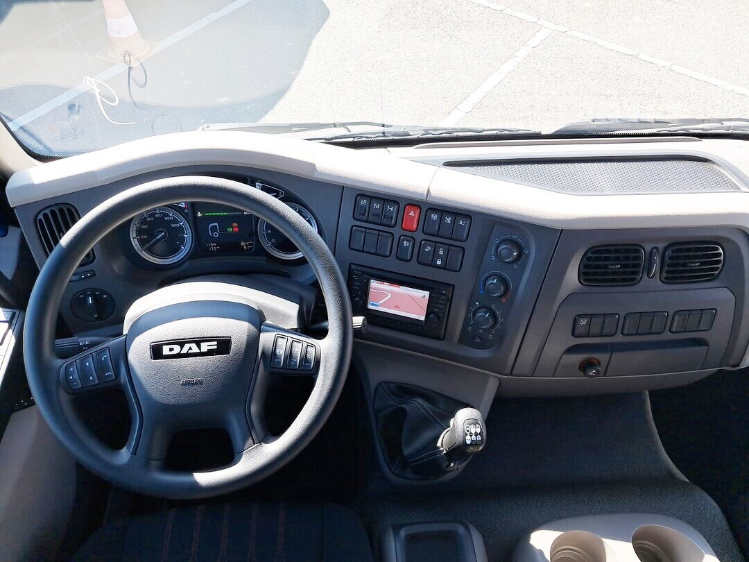 Interior photo 1: DAF LF 290 FA 4x2 LF 290 FA 4x2, Nebenantrieb, Navi on lease DAF LF 290 FA 4x2 LF 290 FA 4x2, Nebenantrieb, Navi