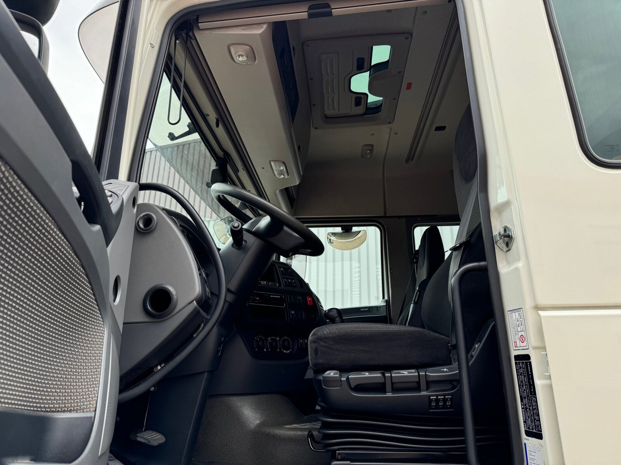 DAF XF 410 FA 4x2 XF 410 FA 4x2, Fahrschule, 2x AHK, 6 Sitze - Dropside/ Flatbed truck: picture 2 DAF XF 410 FA 4x2 XF 410 FA 4x2, Fahrschule, 2x AHK, 6 Sitze - Dropside/ Flatbed truck: picture 2
