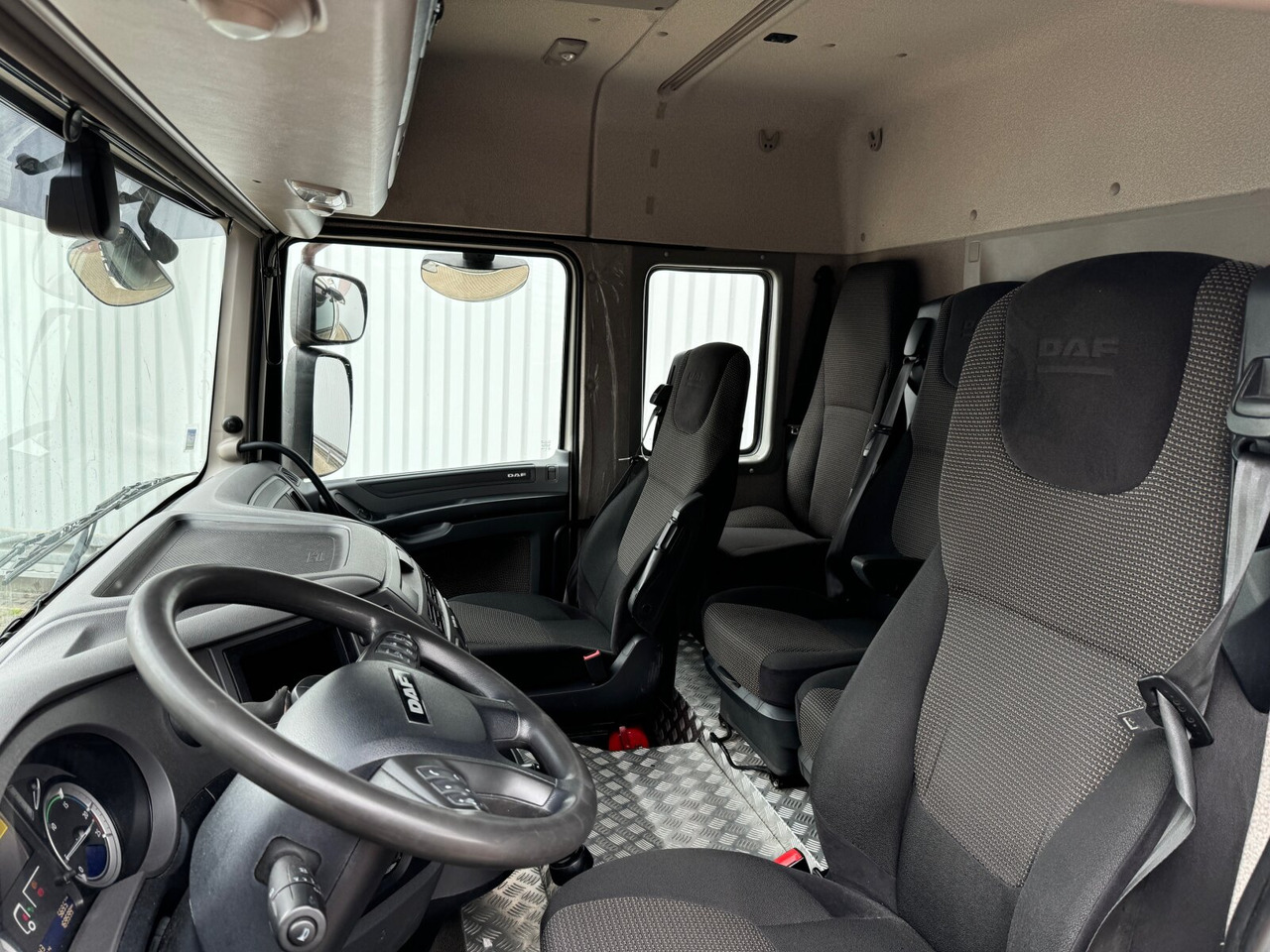 DAF XF 410 FA 4x2 XF 410 FA 4x2, Fahrschule, 2x AHK, 6 Sitze - Dropside/ Flatbed truck: picture 3 DAF XF 410 FA 4x2 XF 410 FA 4x2, Fahrschule, 2x AHK, 6 Sitze - Dropside/ Flatbed truck: picture 3