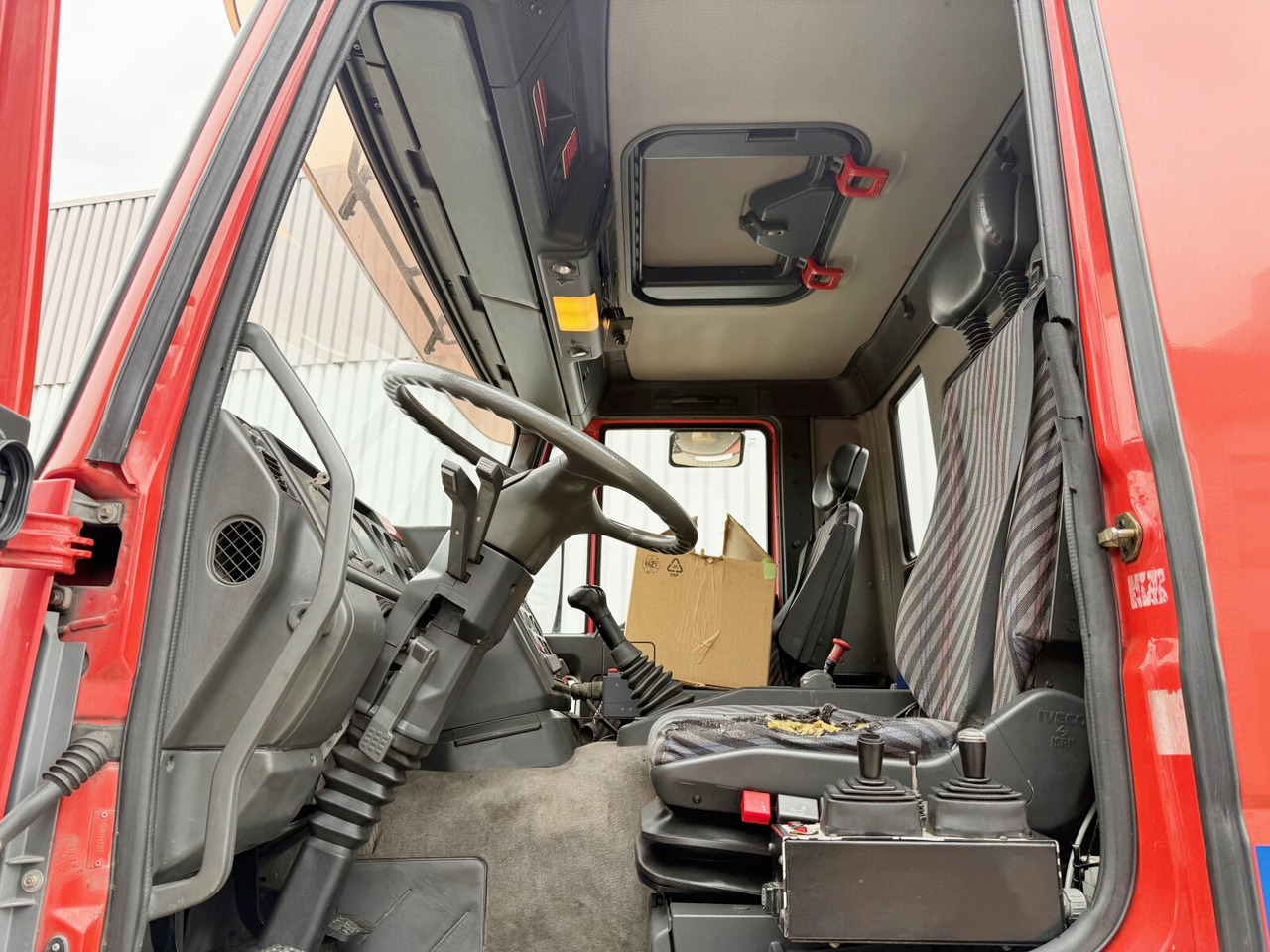 EuroTech 240E38 6x2-4 EuroTech 240E38 6x2-4, Lift-/Lenkachse, Seilwinde, Kran Hiab 100 - Hook lift truck, Crane truck: picture 3 EuroTech 240E38 6x2-4 EuroTech 240E38 6x2-4, Lift-/Lenkachse, Seilwinde, Kran Hiab 100 - Hook lift truck, Crane truck: picture 3