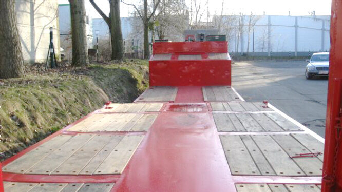 Low loader semi-trailer for transportation of heavy machinery Goldhofer STZ -TL3-32/80 Goldhofer STZ-TL3-32/80 Nutzlast: 35 to., 5,85 m Tiefbett: picture 9