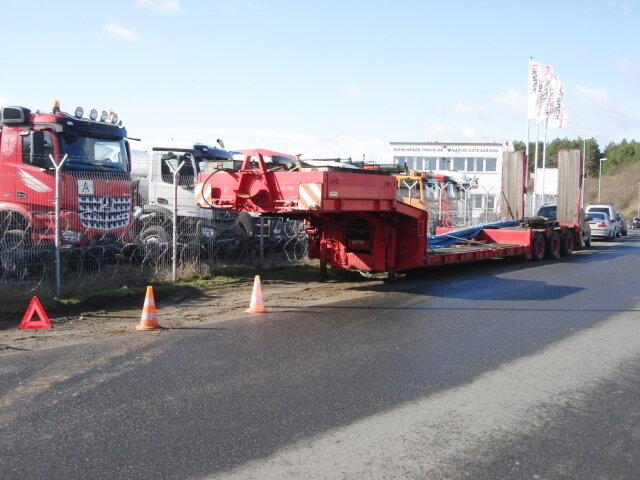 Low loader semi-trailer for transportation of heavy machinery Goldhofer STZ -TL3-32/80 Goldhofer STZ-TL3-32/80 Nutzlast: 35 to., 5,85 m Tiefbett: picture 14