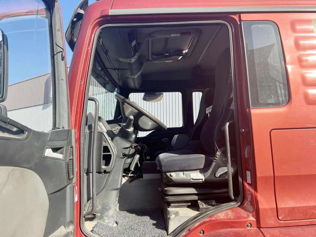 MAN TGA 25.530 8x4-4 BL, Lift-/Lenkachse TGA 25.530 8x4-4 BL, Lift-/Lenkachse - Hook lift truck: picture 5 MAN TGA 25.530 8x4-4 BL, Lift-/Lenkachse TGA 25.530 8x4-4 BL, Lift-/Lenkachse - Hook lift truck: picture 5