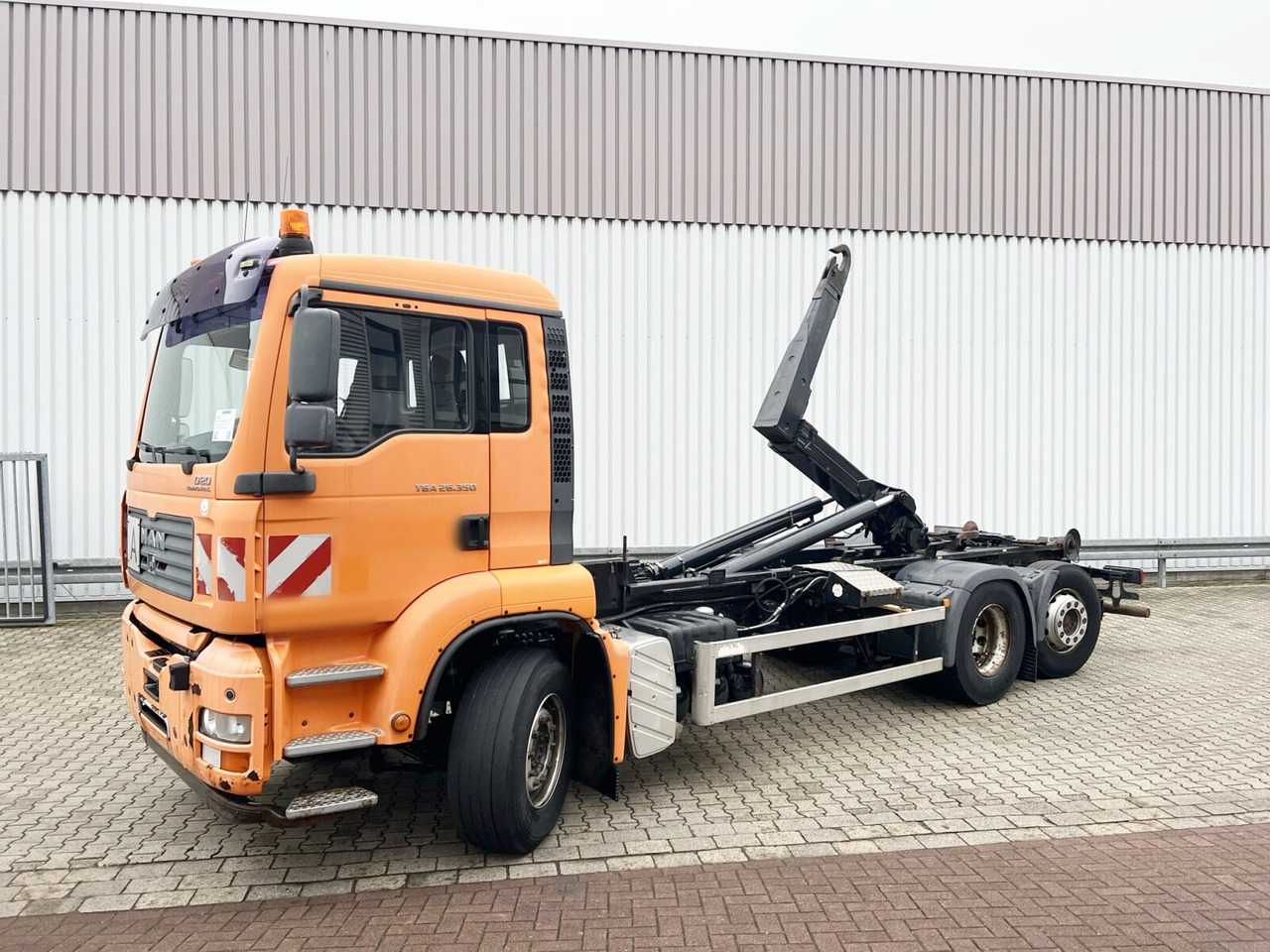 MAN TGA 26.350 6x2-2 BL TGA 26.350/400 6x2-2 BL, Lenk-/Liftachse - Hook lift truck: picture 1 MAN TGA 26.350 6x2-2 BL TGA 26.350/400 6x2-2 BL, Lenk-/Liftachse - Hook lift truck: picture 1