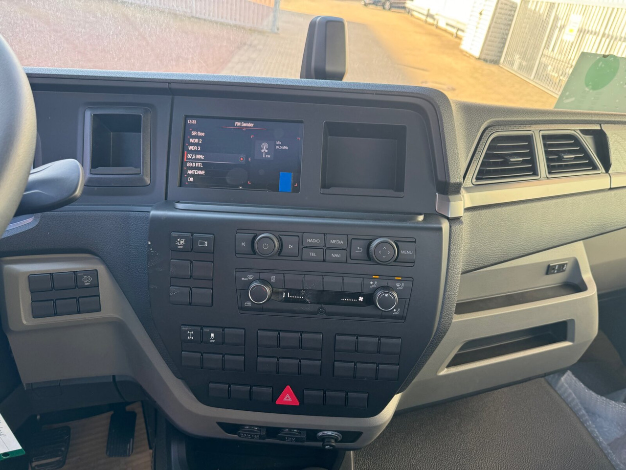 MAN TGL 8.190 4x2 BB CH TGL 8.190 4x2 BB CH, Nebenantrieb, 2x VORHANDEN - Cab chassis truck: picture 4 MAN TGL 8.190 4x2 BB CH TGL 8.190 4x2 BB CH, Nebenantrieb, 2x VORHANDEN - Cab chassis truck: picture 4