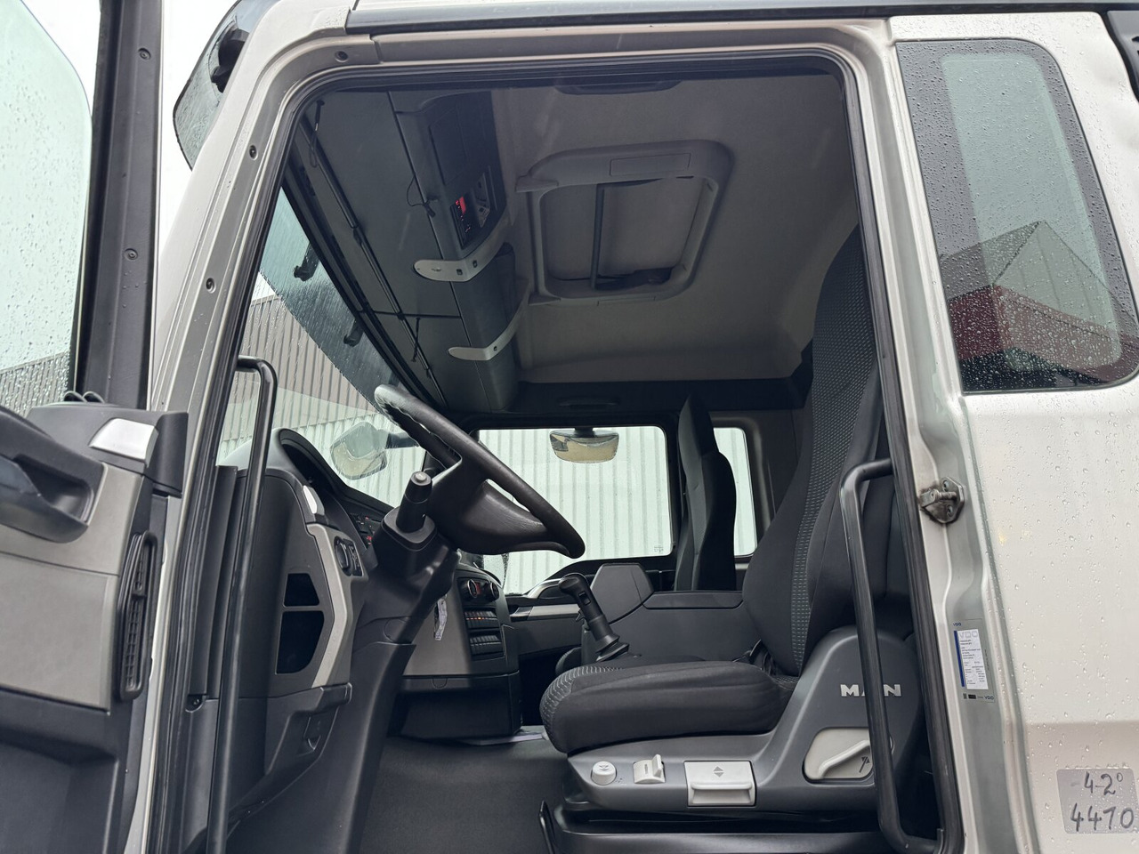 Interior photo 2: MAN TGS 26.360 6X2-2 BL TGS 26.360 6X2-2 BL, Liftachse on lease MAN TGS 26.360 6X2-2 BL TGS 26.360 6X2-2 BL, Liftachse