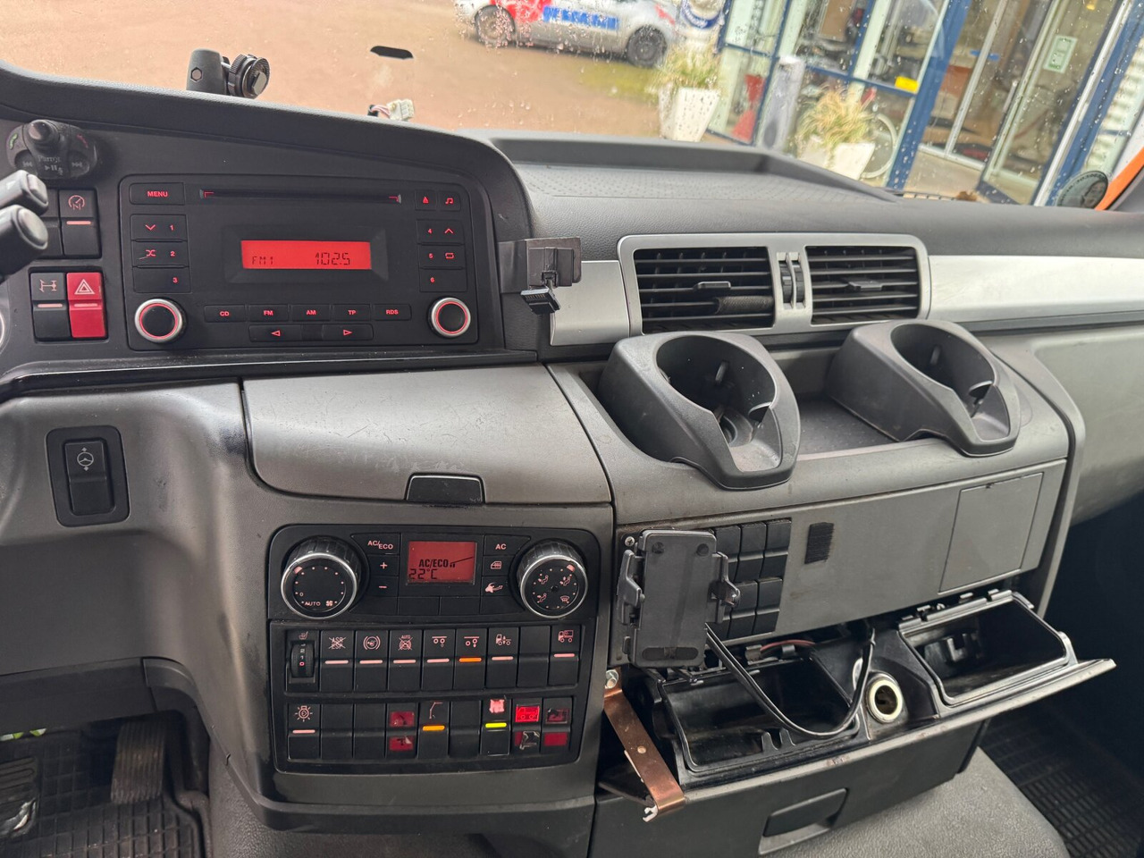 Hook lift truck, Crane truck MAN TGS 26.440 6x2-4 BL TGS 26.440 6x2-4 BL, Lenk-/Liftachse, Krankabine, Kran Epsilon Q150Z96: picture 6 Hook lift truck, Crane truck MAN TGS 26.440 6x2-4 BL TGS 26.440 6x2-4 BL, Lenk-/Liftachse, Krankabine, Kran Epsilon Q150Z96: picture 6