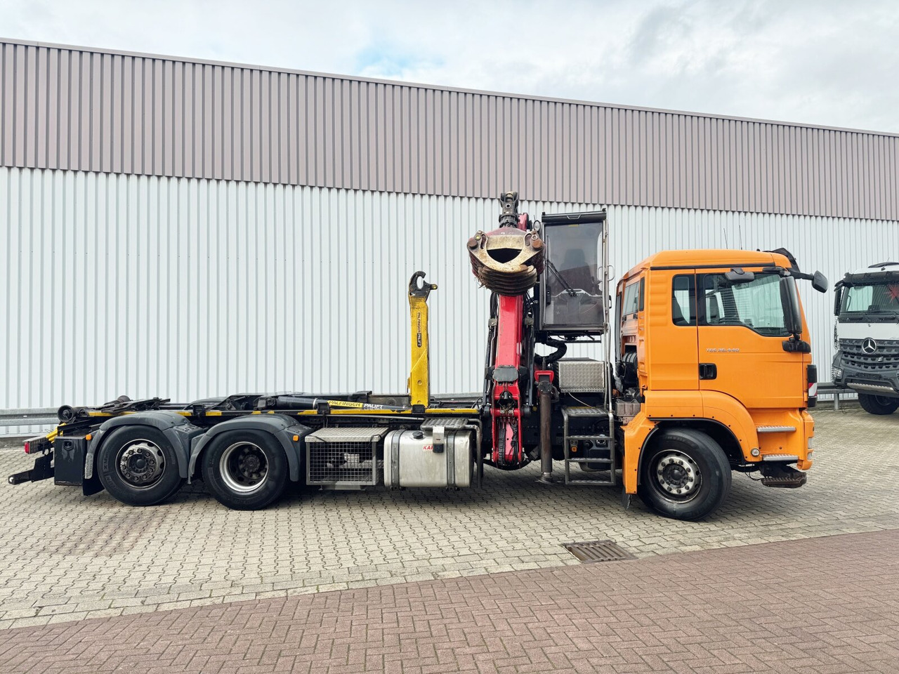 Hook lift truck, Crane truck MAN TGS 26.440 6x2-4 BL TGS 26.440 6x2-4 BL, Lenk-/Liftachse, Krankabine, Kran Epsilon Q150Z96: picture 9 Hook lift truck, Crane truck MAN TGS 26.440 6x2-4 BL TGS 26.440 6x2-4 BL, Lenk-/Liftachse, Krankabine, Kran Epsilon Q150Z96: picture 9