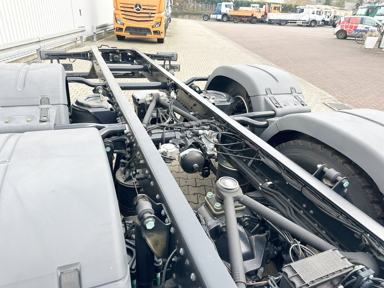 MAN TGS 26.480 6x2-4 LL TGS 26.480 6x2-4 LL, Retarder, Lenk-/Liftachse, Standklima - Cab chassis truck: picture 3 MAN TGS 26.480 6x2-4 LL TGS 26.480 6x2-4 LL, Retarder, Lenk-/Liftachse, Standklima - Cab chassis truck: picture 3