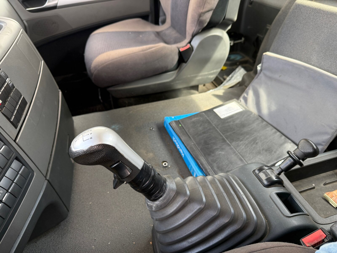 MAN TGS 35.480 8x4 BL TGS 35.480 8x4 BL, PriTarder, Navi - Hook lift truck: picture 5 MAN TGS 35.480 8x4 BL TGS 35.480 8x4 BL, PriTarder, Navi - Hook lift truck: picture 5