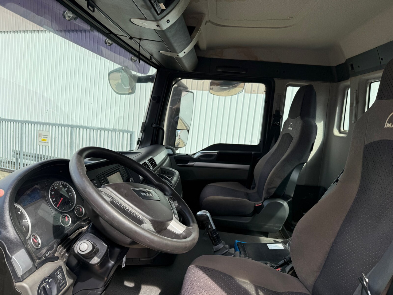 MAN TGS 35.480 8x4 BL TGS 35.480 8x4 BL, PriTarder, Navi - Hook lift truck: picture 4 MAN TGS 35.480 8x4 BL TGS 35.480 8x4 BL, PriTarder, Navi - Hook lift truck: picture 4