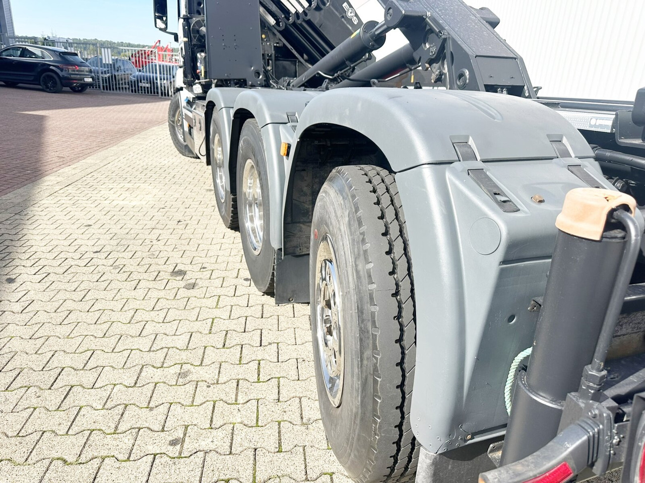 MAN TGS 35.500 8x4-4 BL TGS 35.500 8x4-4 BL, Lenk-/Liftachse, Kran HMF 3220-K6, Funk - Hook lift truck, Crane truck: picture 2 MAN TGS 35.500 8x4-4 BL TGS 35.500 8x4-4 BL, Lenk-/Liftachse, Kran HMF 3220-K6, Funk - Hook lift truck, Crane truck: picture 2