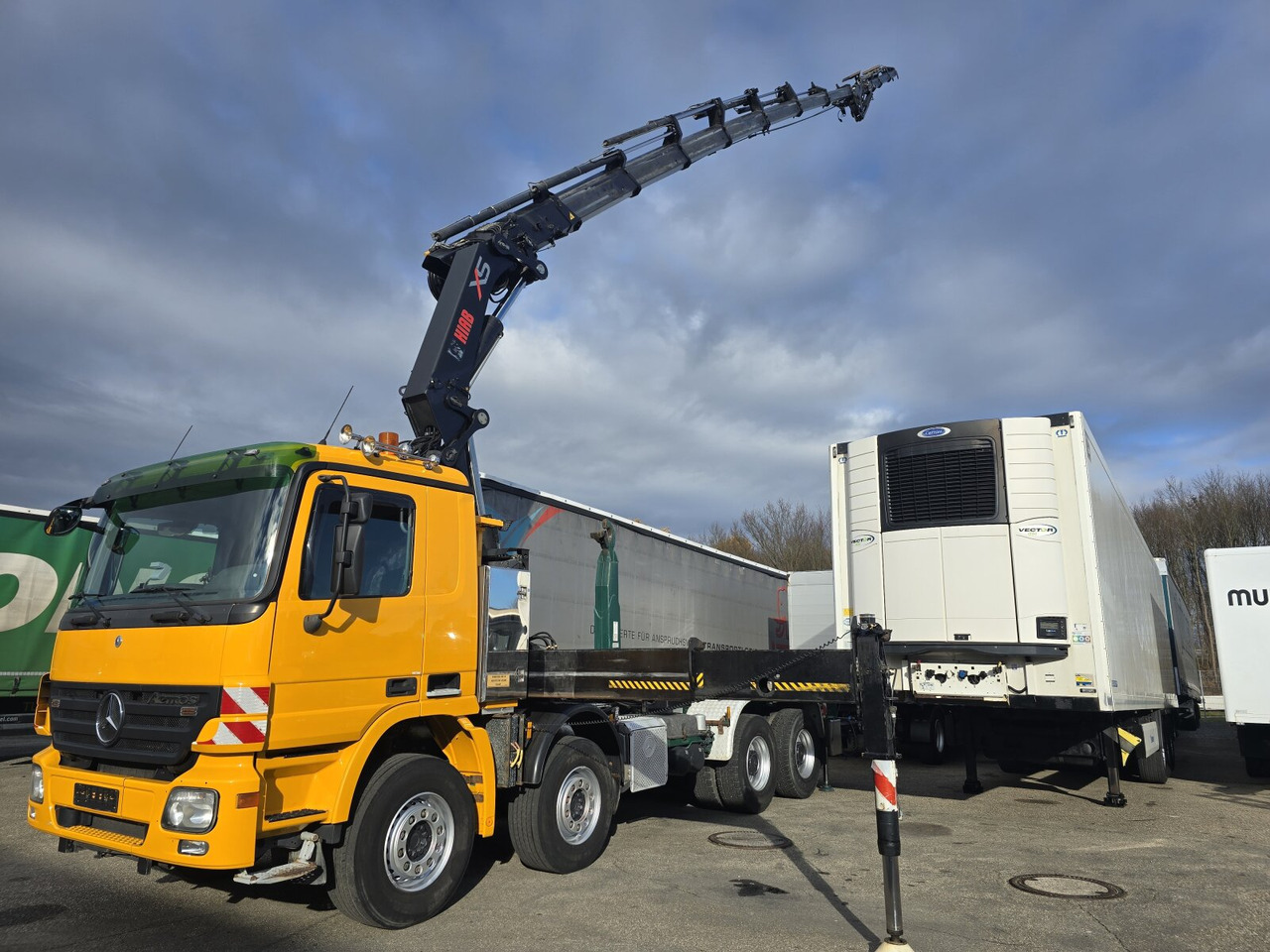 Hook lift truck, Crane truck Mercedes-Benz Actros 4146 K 8x4/4 Actros 4146 K 8x4/4, Retarder, Kran Hiab XS 477 E-7 HiPro, Bj. 2010, Flyjib, Seilwinde, Funk: picture 8 Hook lift truck, Crane truck Mercedes-Benz Actros 4146 K 8x4/4 Actros 4146 K 8x4/4, Retarder, Kran Hiab XS 477 E-7 HiPro, Bj. 2010, Flyjib, Seilwinde, Funk: picture 8