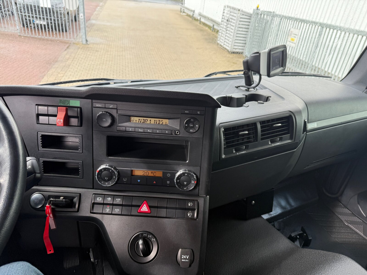 Mercedes-Benz Arocs 1827 A 4x4 Arocs 1827 A 4x4, Ex-! - Dropside/ Flatbed truck: picture 3 Mercedes-Benz Arocs 1827 A 4x4 Arocs 1827 A 4x4, Ex-! - Dropside/ Flatbed truck: picture 3