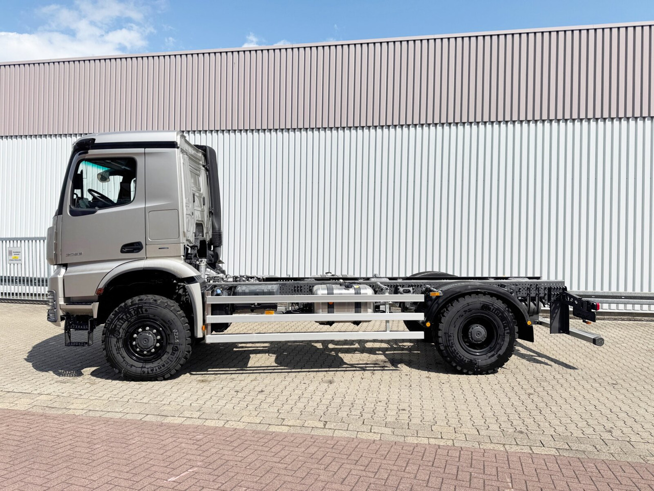 Mercedes-Benz Arocs 2053 A 4x4 Arocs 2053 A 4x4, Grounder, MirrorCam, Multimedia Cockpit, Navi on lease Mercedes-Benz Arocs 2053 A 4x4 Arocs 2053 A 4x4, Grounder, MirrorCam, Multimedia Cockpit, Navi: picture 13