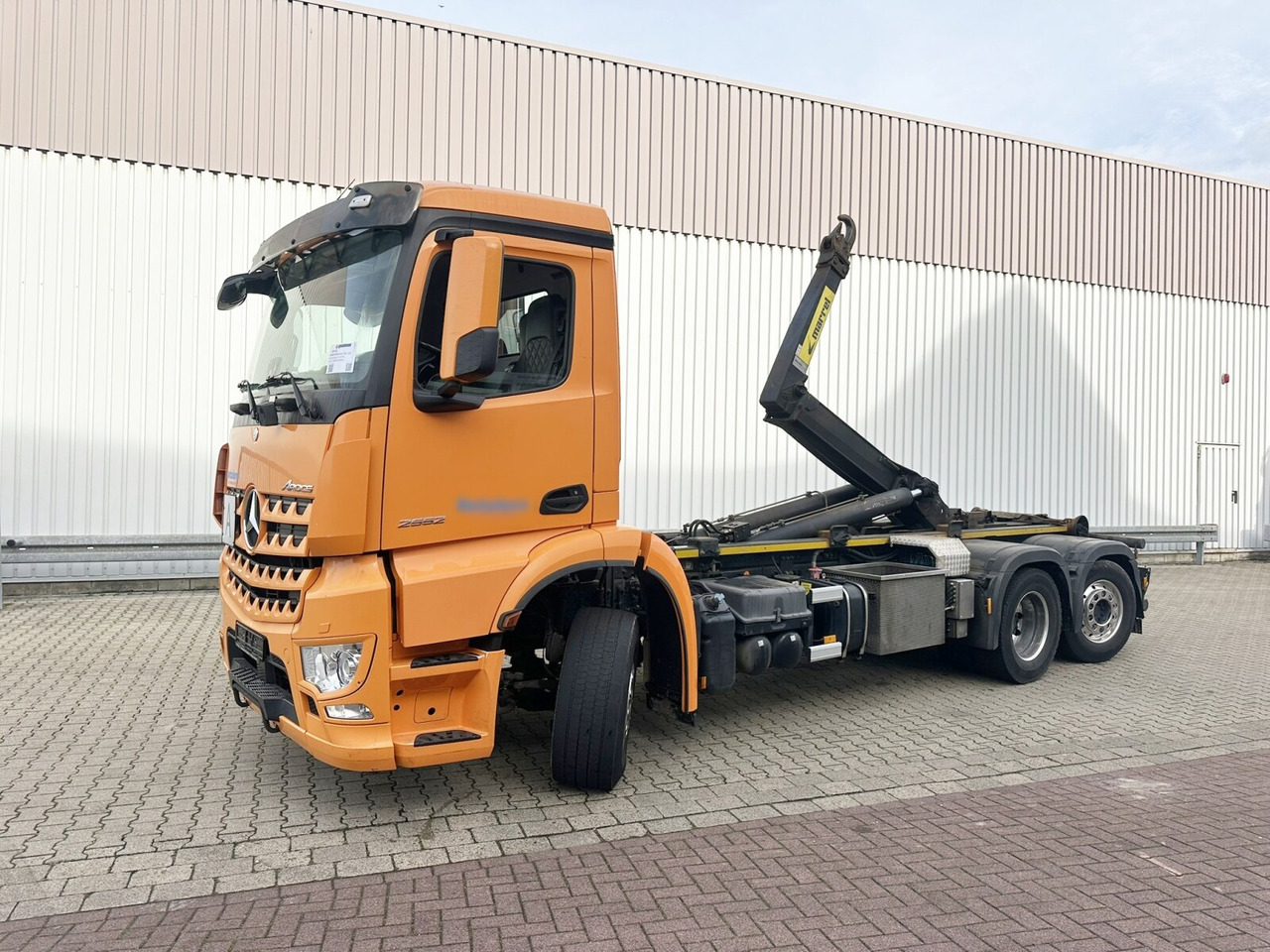 Mercedes-Benz Arocs 2552 L 6x2 Arocs 2552 L 6x2, Lenk-/Liftachse - Hook lift truck: picture 1 Mercedes-Benz Arocs 2552 L 6x2 Arocs 2552 L 6x2, Lenk-/Liftachse - Hook lift truck: picture 1