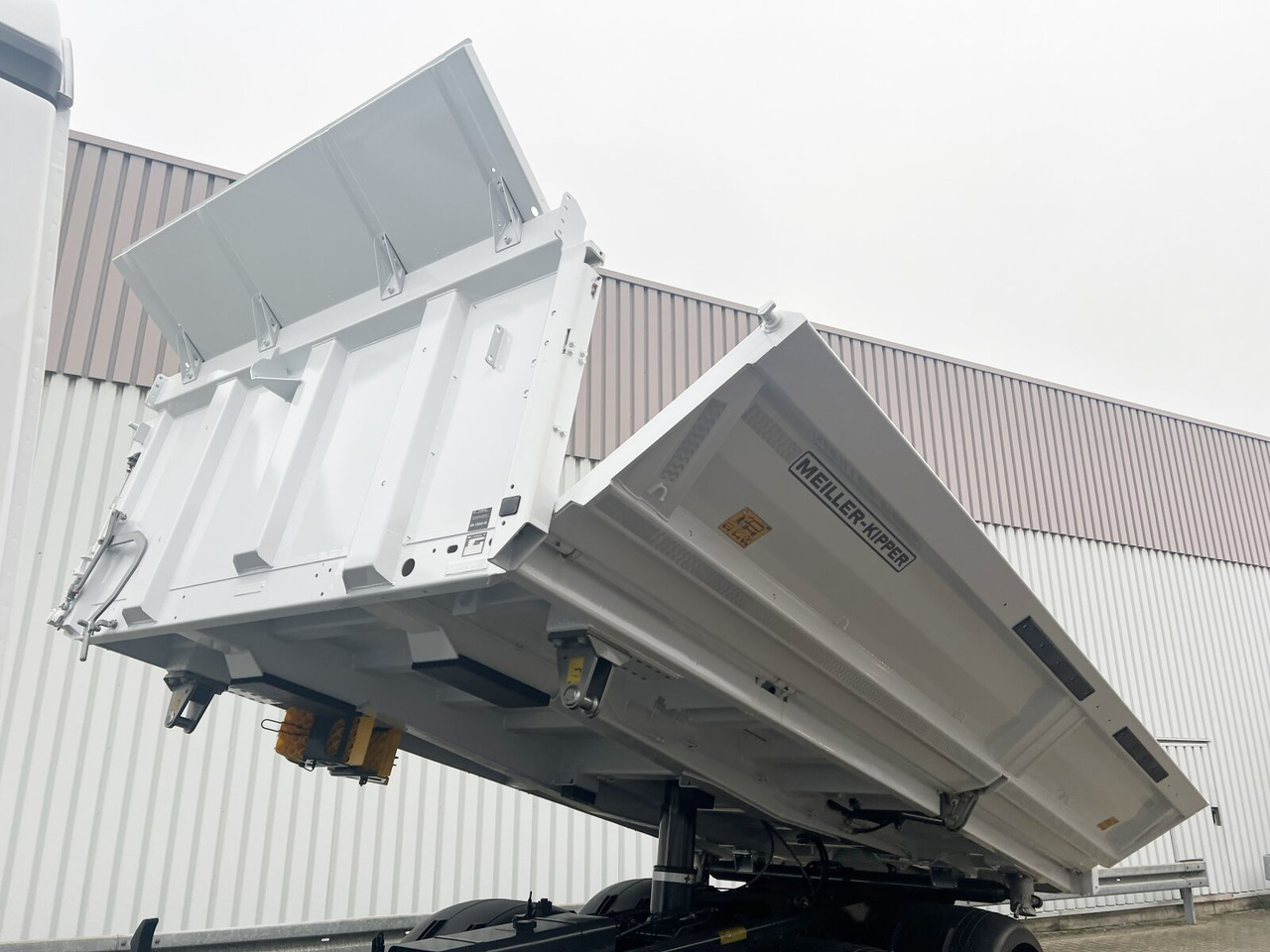 Mercedes-Benz Arocs 2645 K 6x4 Arocs 2645 K 6x4, MultimediaCockpit, Bordmatik links - Tipper: picture 2 Mercedes-Benz Arocs 2645 K 6x4 Arocs 2645 K 6x4, MultimediaCockpit, Bordmatik links - Tipper: picture 2