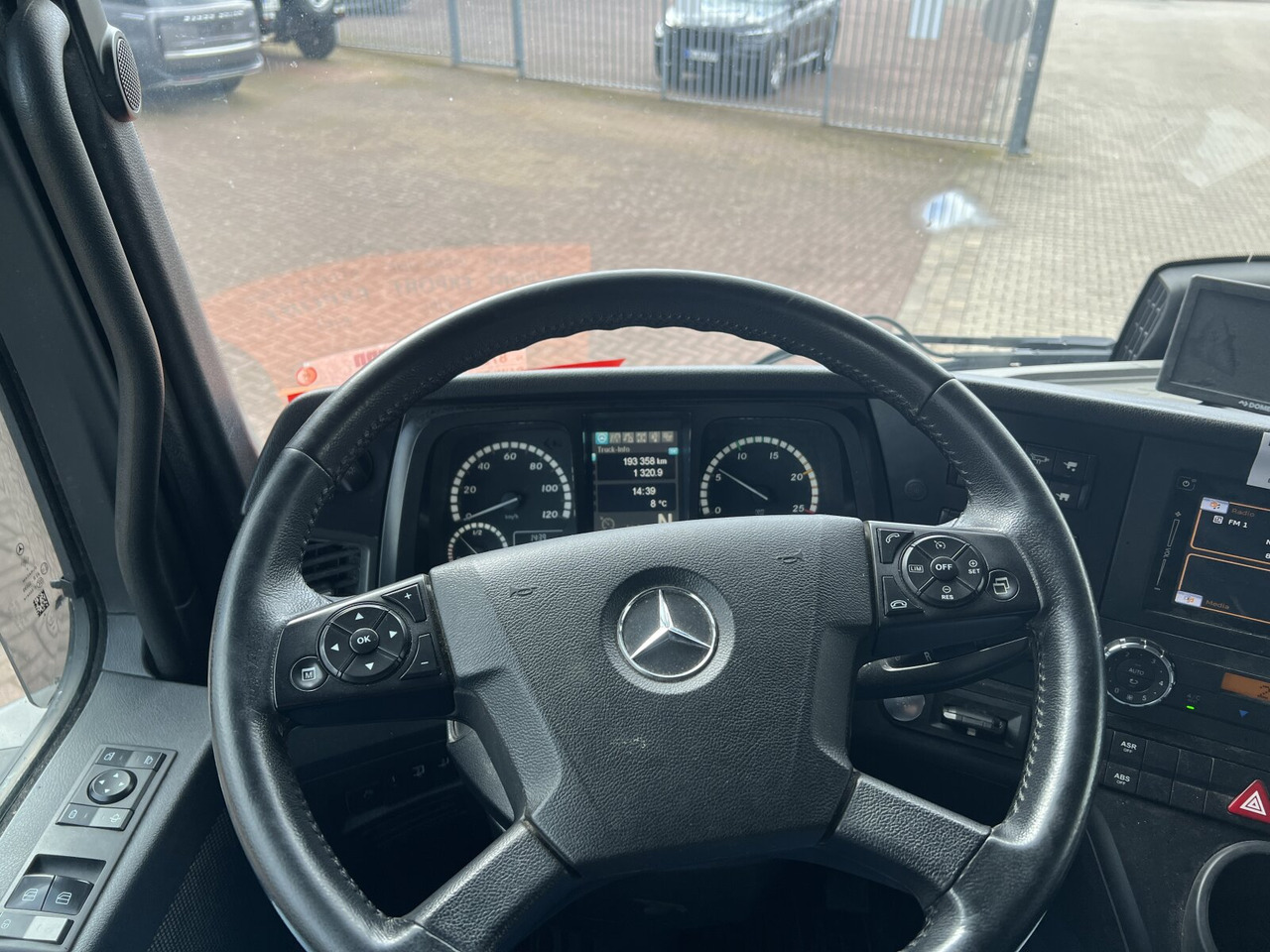 Mercedes-Benz Arocs 3253 K 8x4/4 Arocs 3253 K 8x4/4, Retarder, Stahlmulde ca. 15m³, hydr. Heckklappenöffnung on lease Mercedes-Benz Arocs 3253 K 8x4/4 Arocs 3253 K 8x4/4, Retarder, Stahlmulde ca. 15m³, hydr. Heckklappenöffnung: picture 7 Mercedes-Benz Arocs 3253 K 8x4/4 Arocs 3253 K 8x4/4, Retarder, Stahlmulde ca. 15m³, hydr. Heckklappenöffnung on lease Mercedes-Benz Arocs 3253 K 8x4/4 Arocs 3253 K 8x4/4, Retarder, Stahlmulde ca. 15m³, hydr. Heckklappenöffnung: picture 7