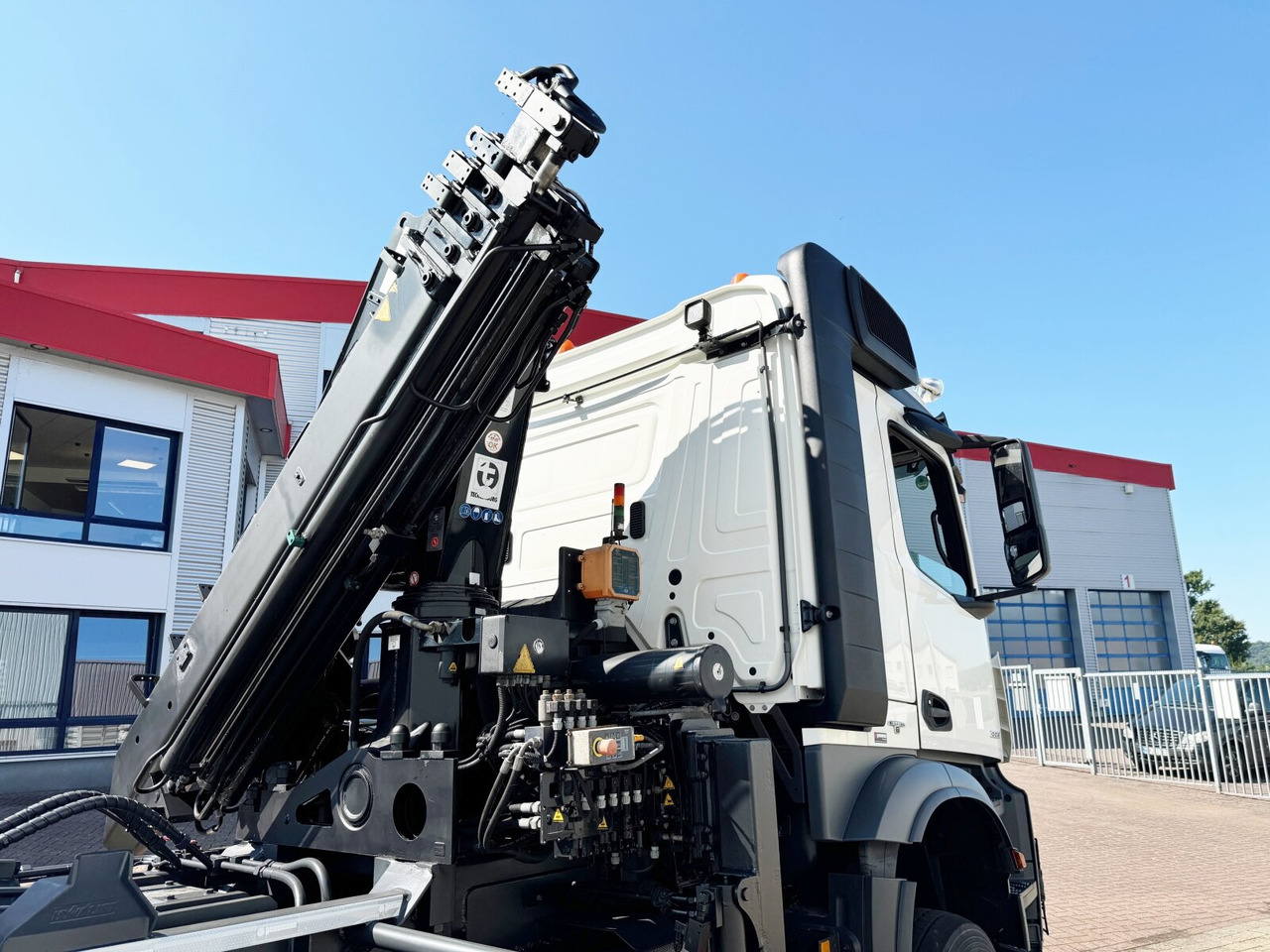 Hook lift truck, Crane truck Mercedes-Benz Arocs 3351 AK 6x6 Arocs 3351 AK 6x6, Retarder, Navi, Grounder, Kran Atlas AK 190.2E, Funk: picture 12