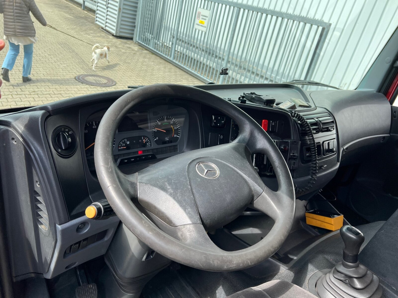 Interior photo 1: Mercedes-Benz Atego 1223 L 4x2 Atego 1223 L 4x2, Kompl. Zug, Lift- & Schiebeplateau, Funk on lease Mercedes-Benz Atego 1223 L 4x2 Atego 1223 L 4x2, Kompl. Zug, Lift- & Schiebeplateau, Funk
