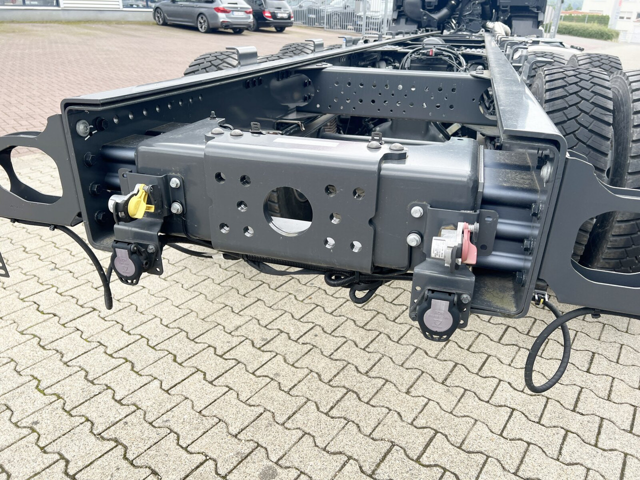 Renault C 480 8x4 C 480 8x4 - Cab chassis truck: picture 3 Renault C 480 8x4 C 480 8x4 - Cab chassis truck: picture 3