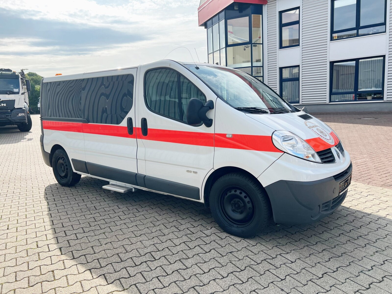 Renault Trafik 2.0 dCi115 4x2 Trafik 2.0 dCi115 4x2, Krankentransporter on lease Renault Trafik 2.0 dCi115 4x2 Trafik 2.0 dCi115 4x2, Krankentransporter: picture 9