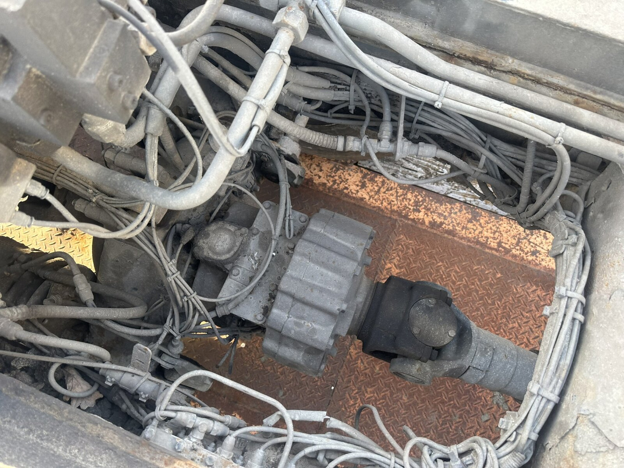 Scania 124C 400 6x6 124C 400 6x6 - Cab chassis truck: picture 2 Scania 124C 400 6x6 124C 400 6x6 - Cab chassis truck: picture 2