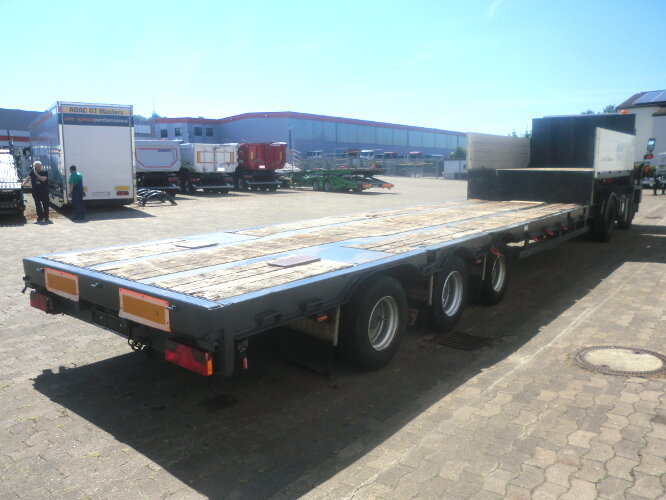Schwarzmüller STP 3/ZV-N STP 3/ZV-N, 3-Achse nachlaufgelenkt, mit 6x Twist Lock - Low loader semi-trailer: picture 5 Schwarzmüller STP 3/ZV-N STP 3/ZV-N, 3-Achse nachlaufgelenkt, mit 6x Twist Lock - Low loader semi-trailer: picture 5