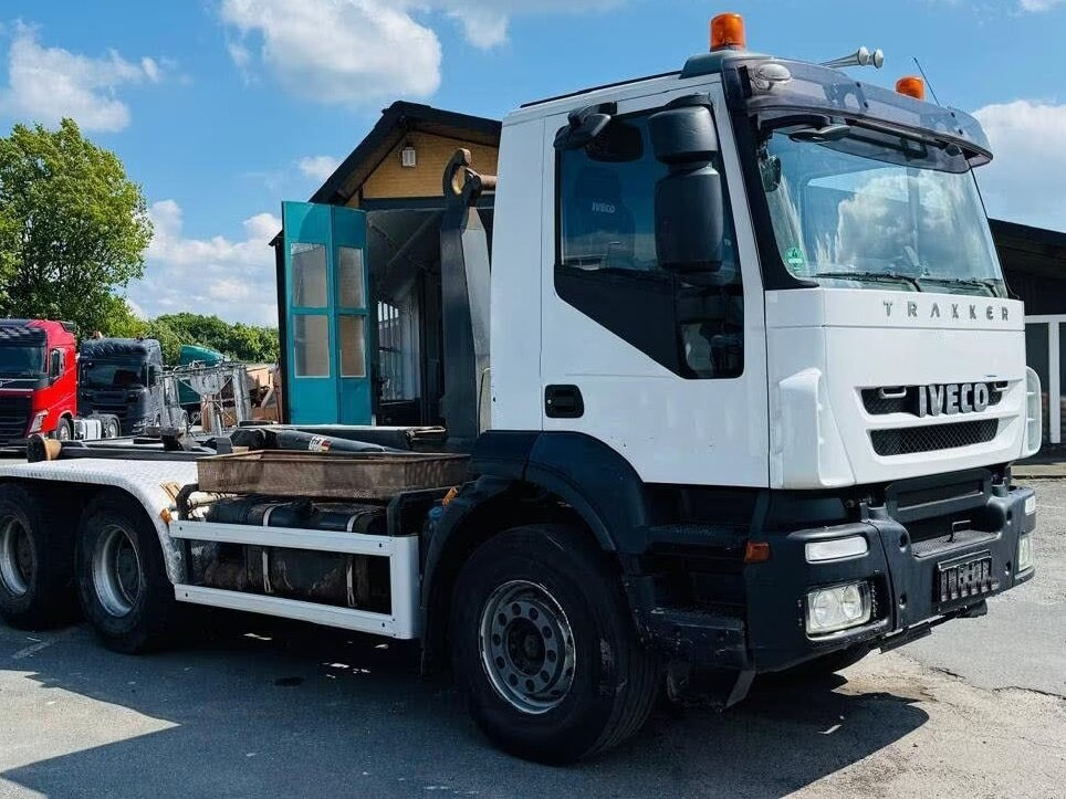 Trakker AD260T41 6x4 Trakker AD260T41 6x4, VDL S-21-5200 - Hook lift truck: picture 2 Trakker AD260T41 6x4 Trakker AD260T41 6x4, VDL S-21-5200 - Hook lift truck: picture 2