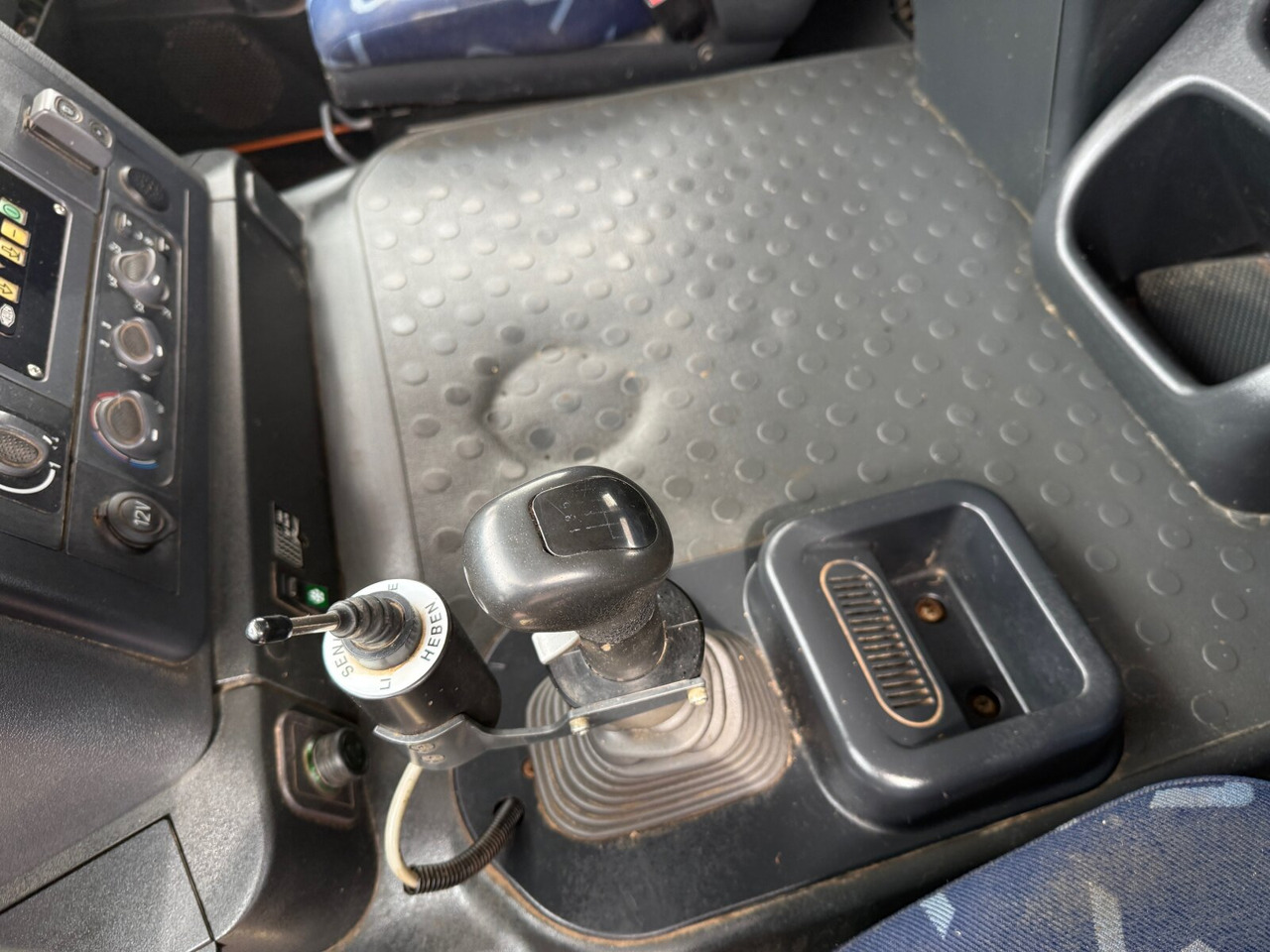 Trakker AT190T33W/P 4x4 Trakker AT190T33W/P 4x4, Winterdienstausstattung - Hook lift truck: picture 3 Trakker AT190T33W/P 4x4 Trakker AT190T33W/P 4x4, Winterdienstausstattung - Hook lift truck: picture 3