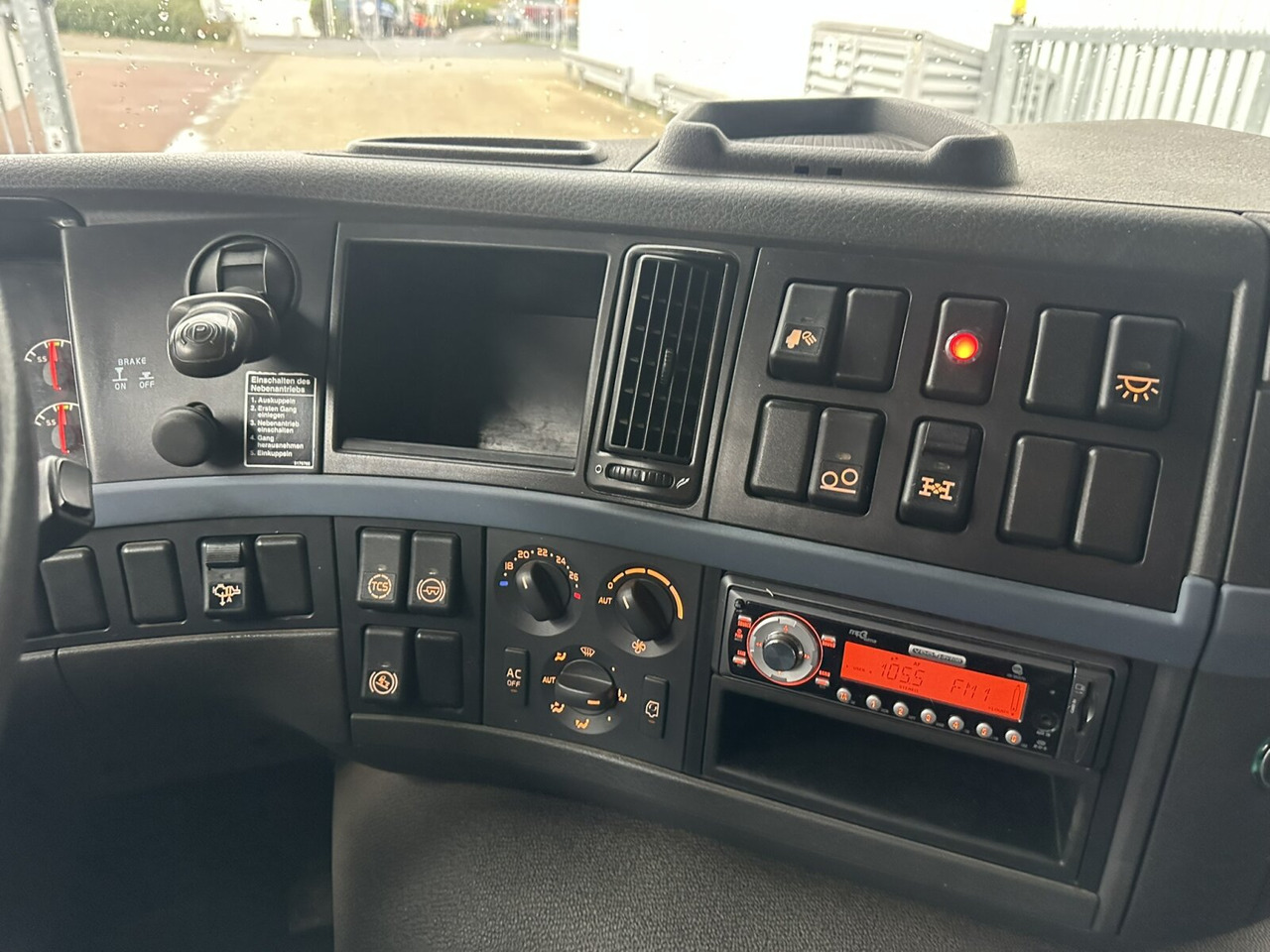 Volvo FM 400 6x4 R FM 400/6x4 R, VDL S-21-6200 bis 7m Container - Hook lift truck: picture 5 Volvo FM 400 6x4 R FM 400/6x4 R, VDL S-21-6200 bis 7m Container - Hook lift truck: picture 5