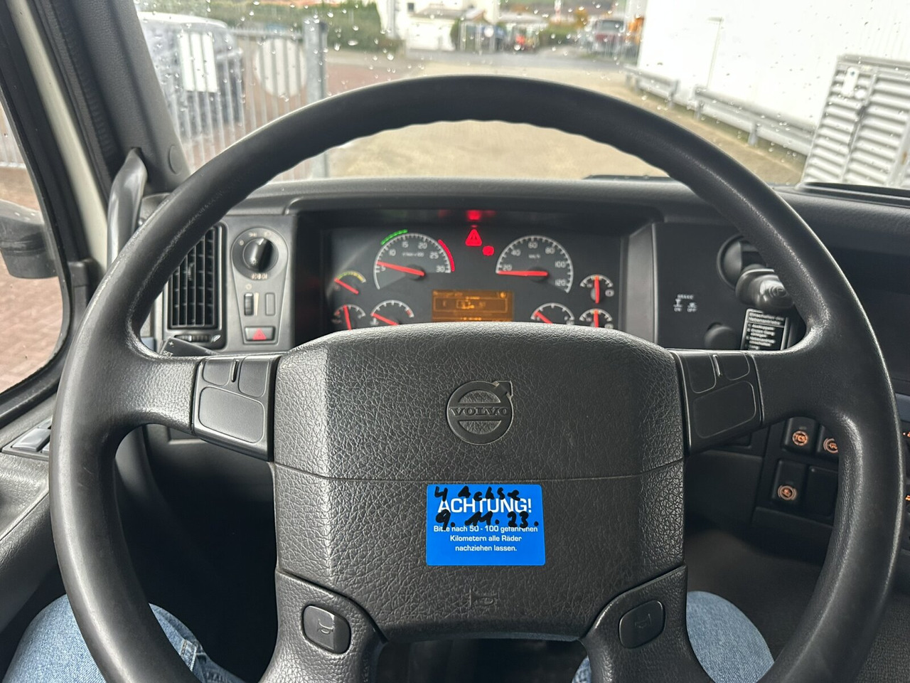 Volvo FM 400 6x4 R FM 400/6x4 R, VDL S-21-6200 bis 7m Container - Hook lift truck: picture 4 Volvo FM 400 6x4 R FM 400/6x4 R, VDL S-21-6200 bis 7m Container - Hook lift truck: picture 4